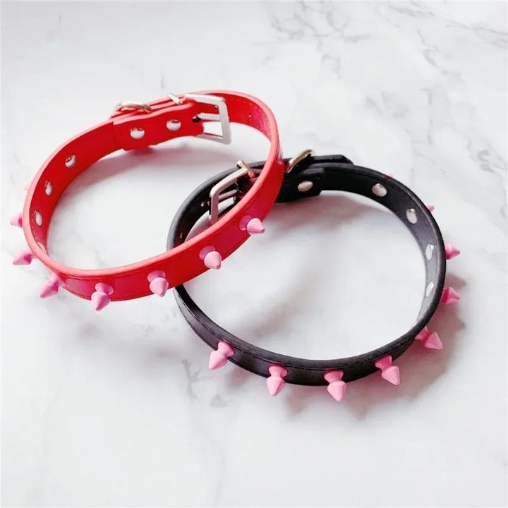 Choker z kolorowymi ćwiekami