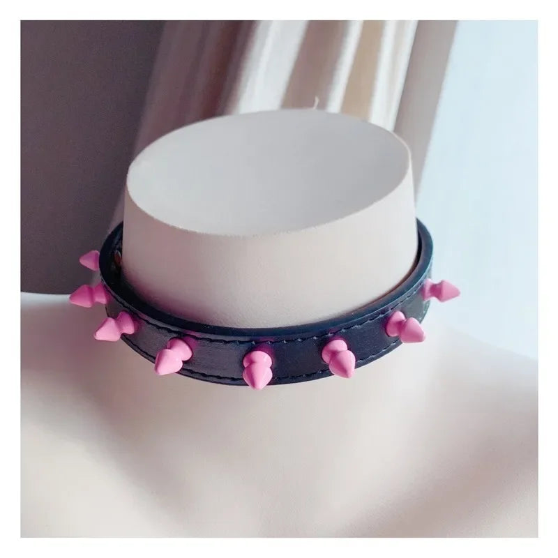 Choker z kolorowymi ćwiekami