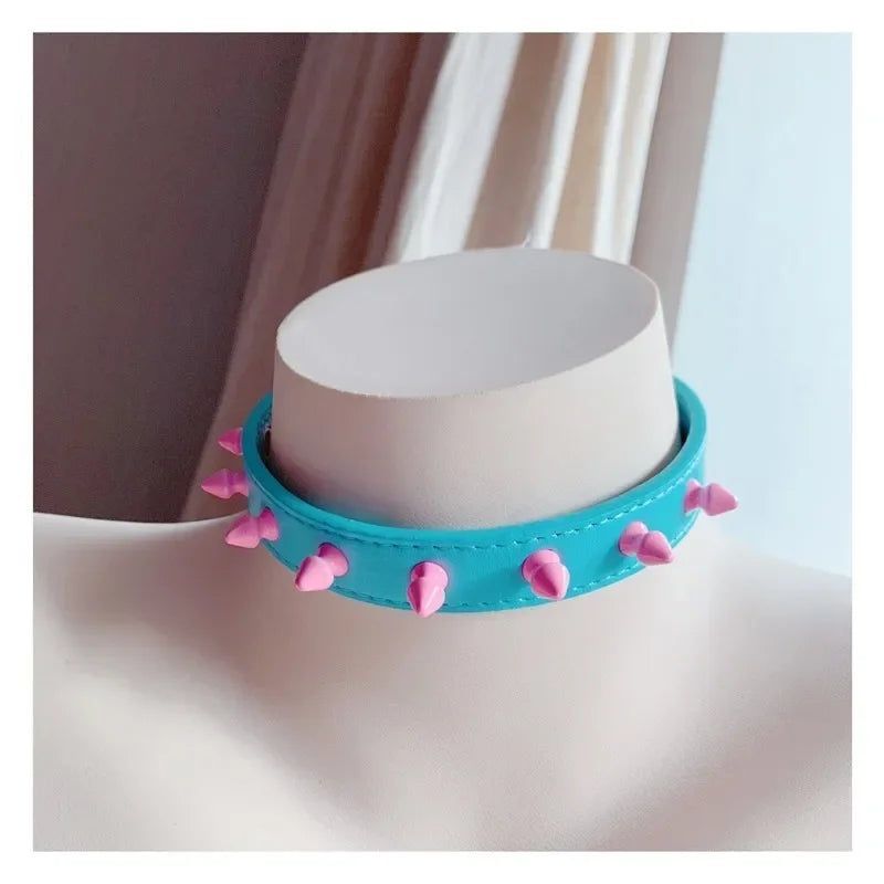 Choker z kolorowymi ćwiekami