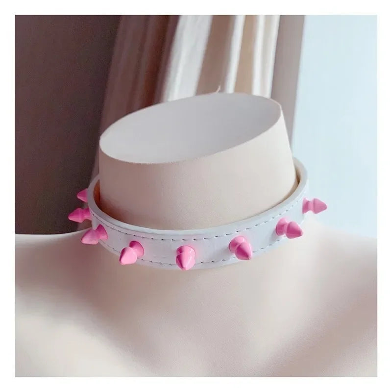 Choker z kolorowymi ćwiekami