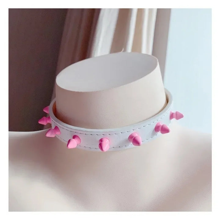 Choker z kolorowymi ćwiekami