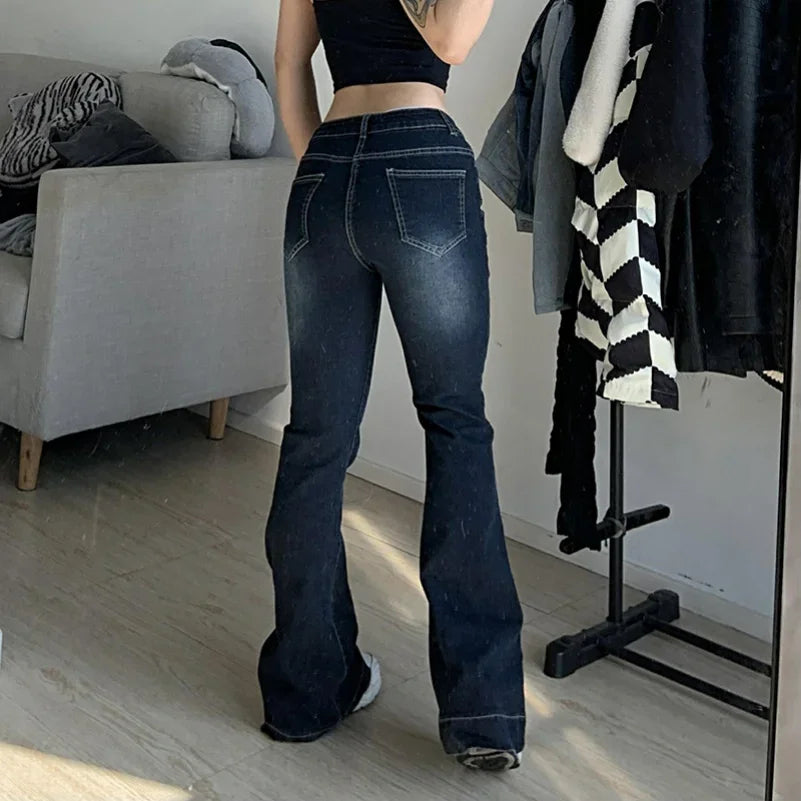 Ciemne jeansy damskie dzwony