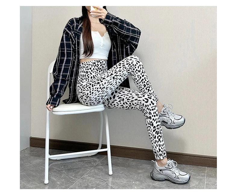 Domowe legginsy damskie w panterkę