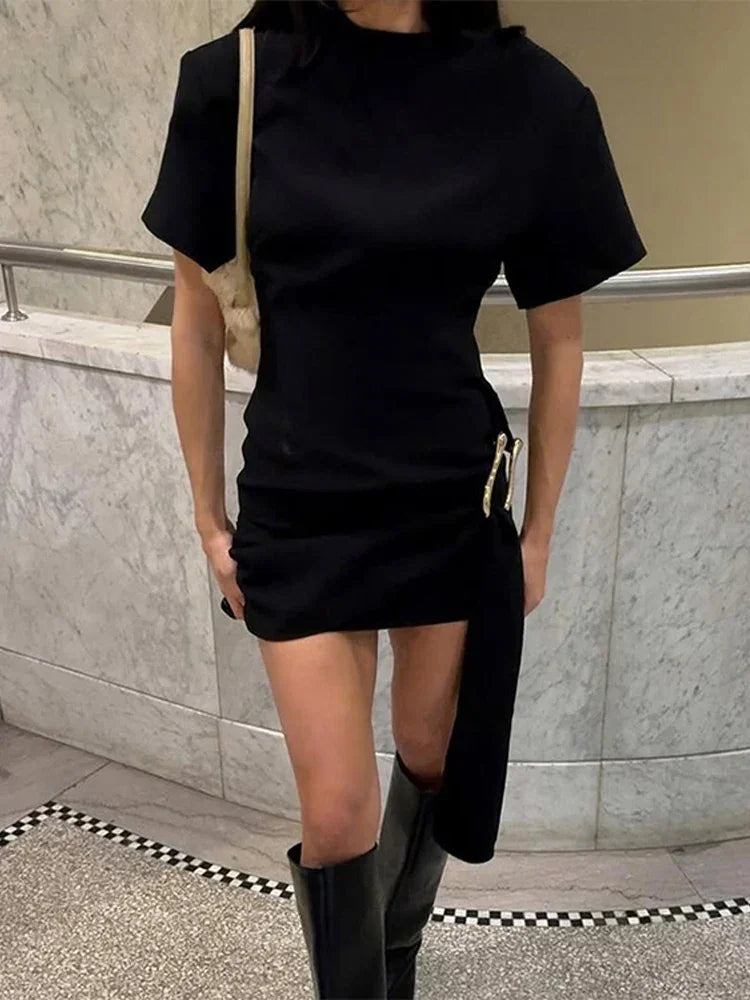 Elegancka sukienka mini z ozdobnym paskiem