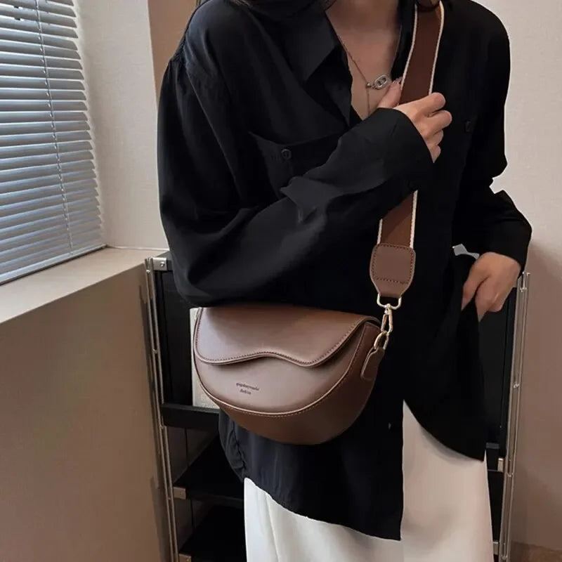 Mała torba crossbody z szerokim paskiem
