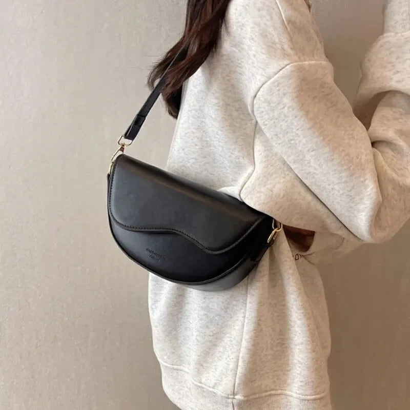 Mała torba crossbody z szerokim paskiem
