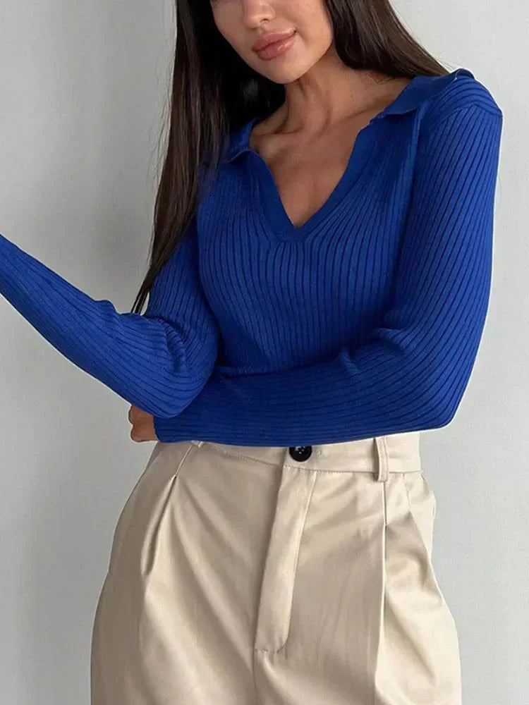 Prążkowany sweter w stylu polo