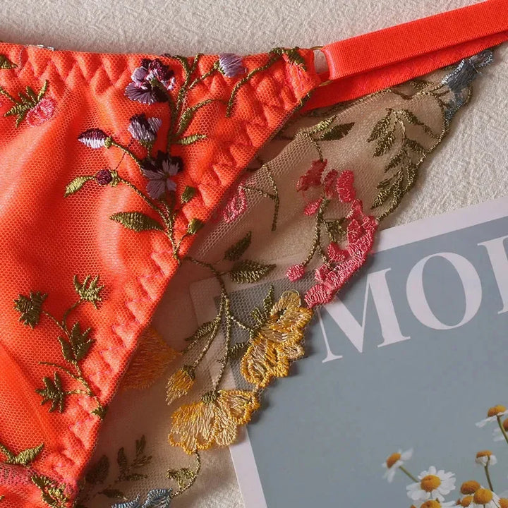 Satynowy komplet bielizny z motywem kwiecistym