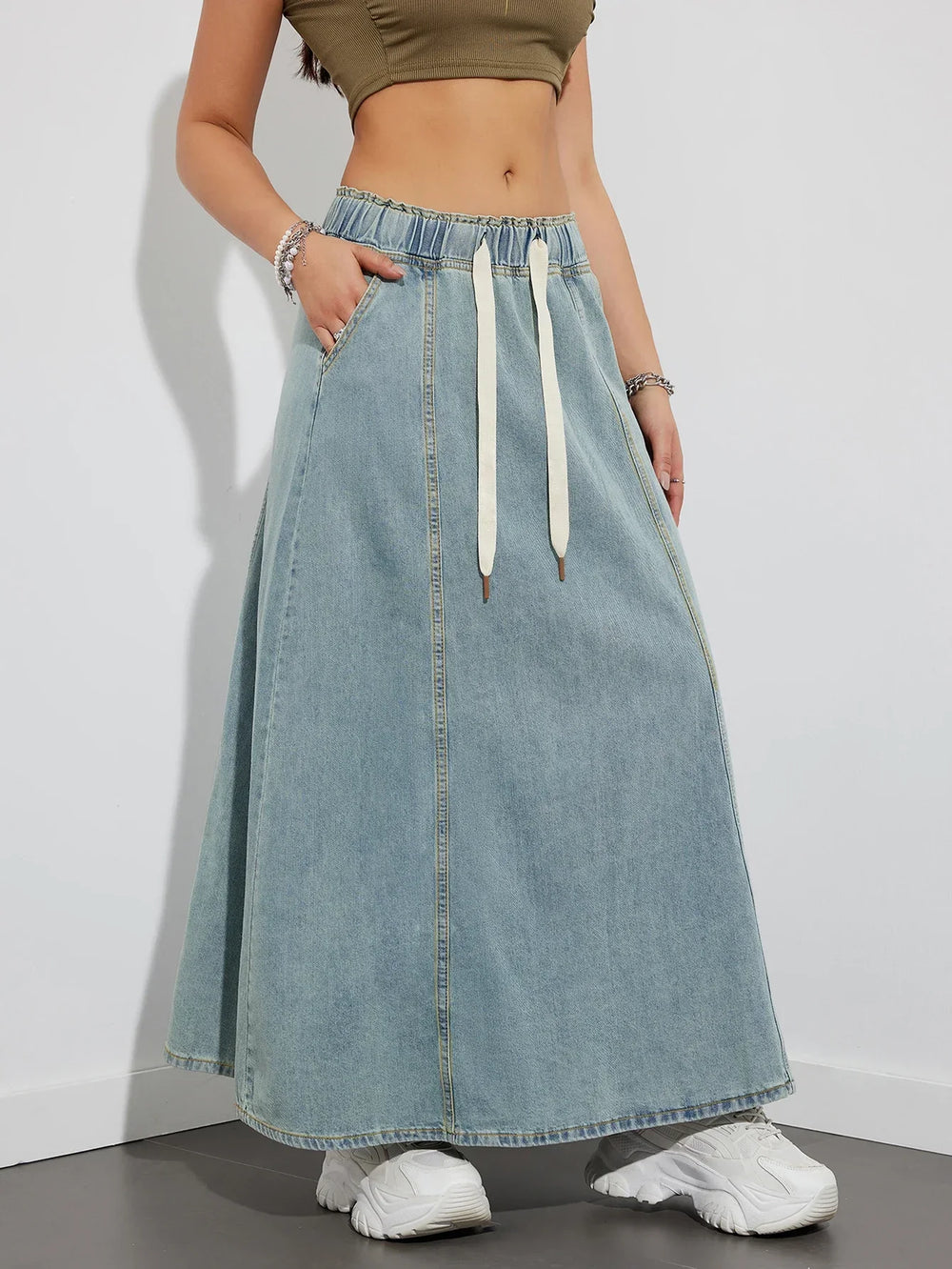 Spódnica z ciemnego denimu z paskami
